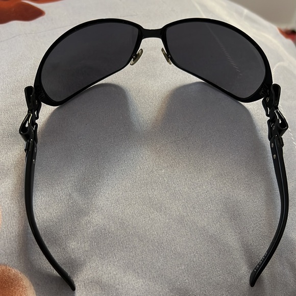Gucci Oversized Sunglasses in Black. - Picture 2 of 3